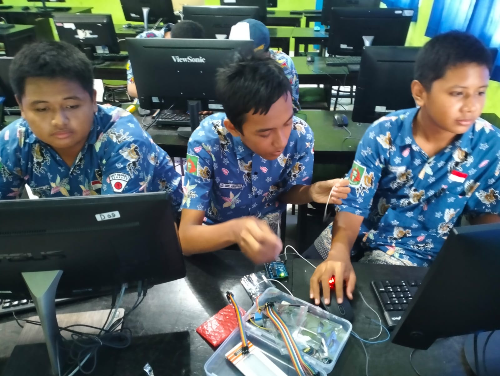Foto bareng setelah presentasi project