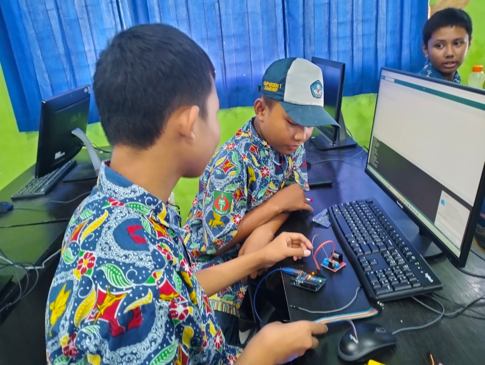 Lomba coding antar anggota